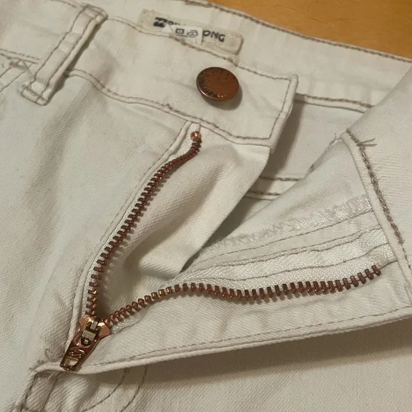 White Billabong ripped knee jeans. Size 28. Used with some stains. - Picture 5 of 12